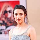 Margaret Qualley به عنوان Mia Sutton