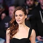 Sophie Skelton به عنوان Julia Belmont