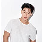 Henry Lau به عنوان Dong Yilong