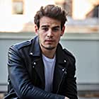 Alberto Rosende به عنوان Simon Lewis