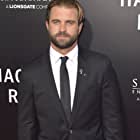 Milo Gibson به عنوان CPT Robert Yllescas