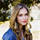 Elizabeth Lail به عنوان Guinevere Beck