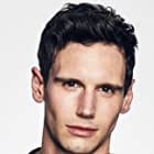 Cory Michael Smith به عنوان Roger Chaffee