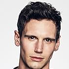 Cory Michael Smith به عنوان Georgie