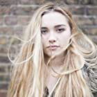 Florence Pugh به عنوان Angela