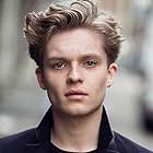 Tom Glynn-Carney به عنوان Mike Sadler