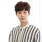 Choi Woo-sik به عنوان Male English-Speaking Witch