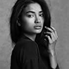 Kelly Gale به عنوان Katie Dhar