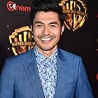 Henry Golding به عنوان Freddy Alvarez