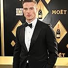 Matthew Noszka به عنوان Hot Guy from Bar